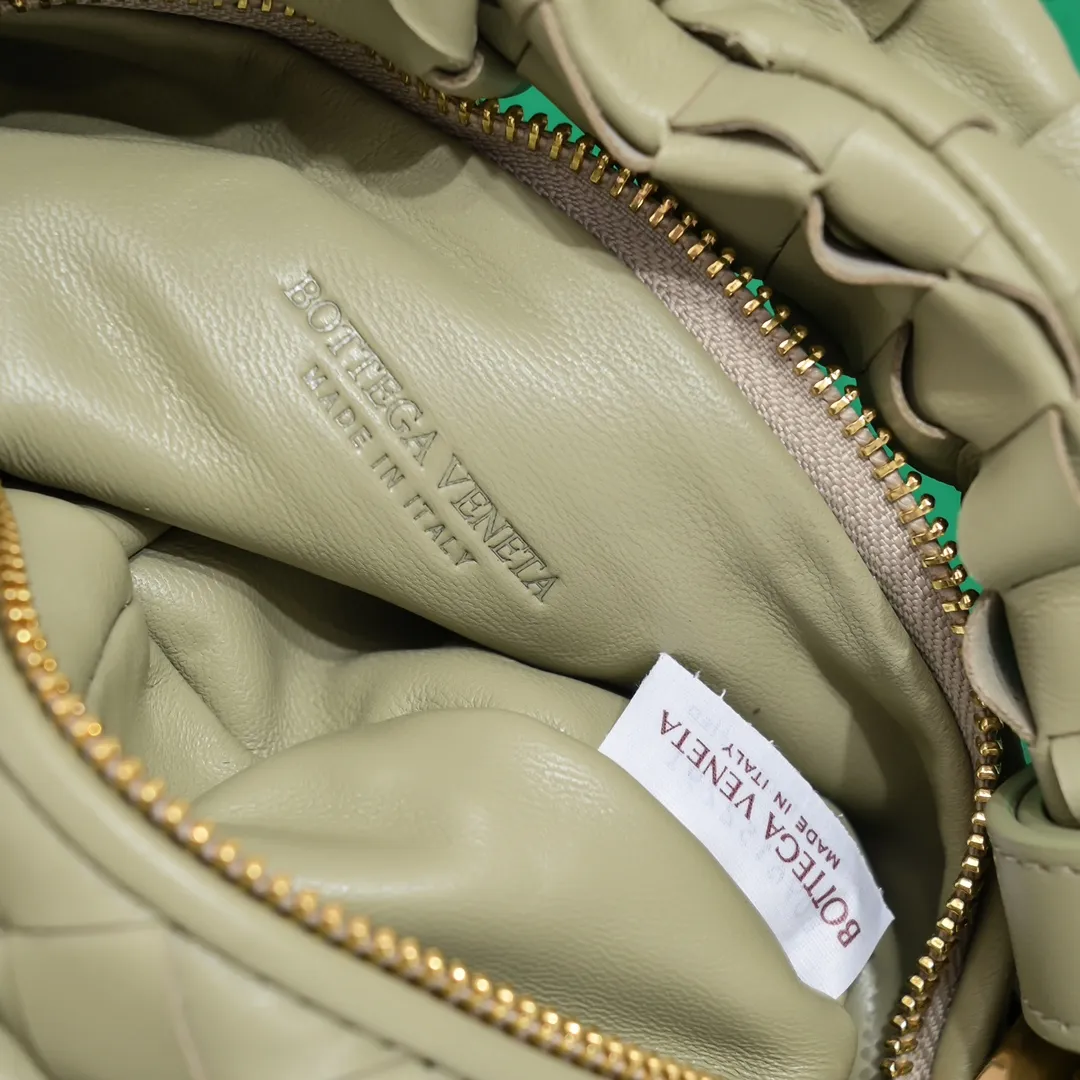 Batch 1220 Ready Stock/Travertine Green Hello everyone, I have a new name, it’s called chain jodie. Jodie’s chain clause ~ can finally be carried on the shoulder. It is based on the original bag type and adds a chain shoulder strap, and it is detachable! It's equivalent to spending one dollar to buy two bags. As the ace cutie of BV family, I really have no choice but to buy one! This bag of ours is really the same as ZP. You can wear it with a small amount of money~ Original sheepskin➕all steel hardware 28×23×8cm, model: 6699-9#